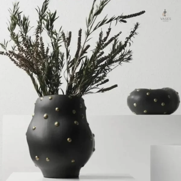 Vase décoratif noir orné de motifs dorés