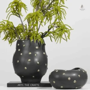 Vase chic noir et or pour embellir votre espace