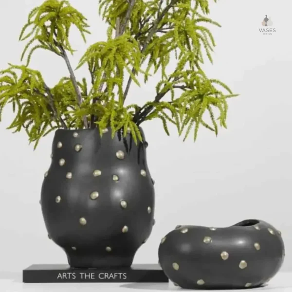 Vase chic noir et or pour embellir votre espace