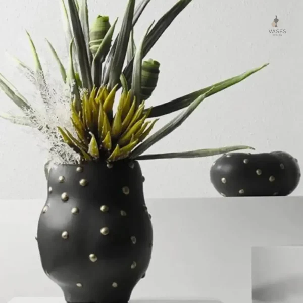 Vase noir avec finition dorée, idéal pour fleurs