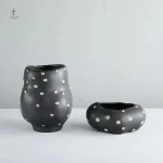 Vase noir sophistiqué avec touches dorées