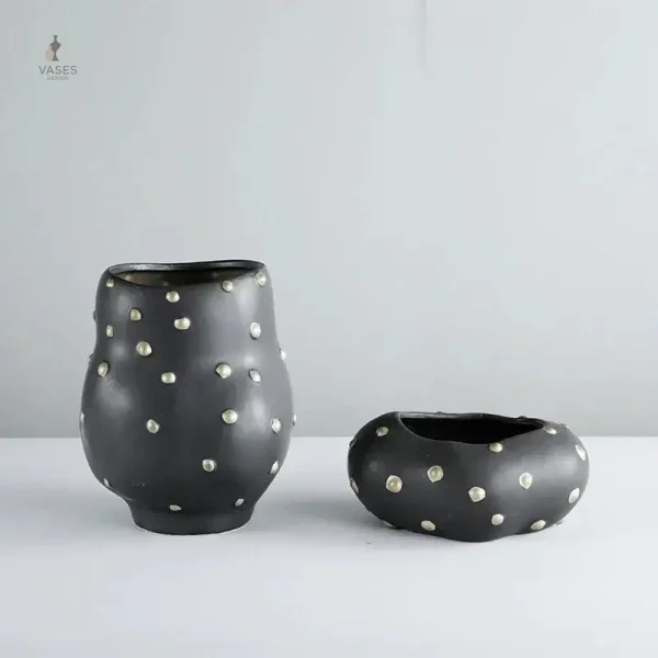 Vase noir sophistiqué avec touches dorées