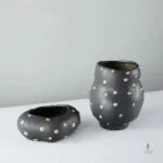 Vase noir au design contemporain avec or