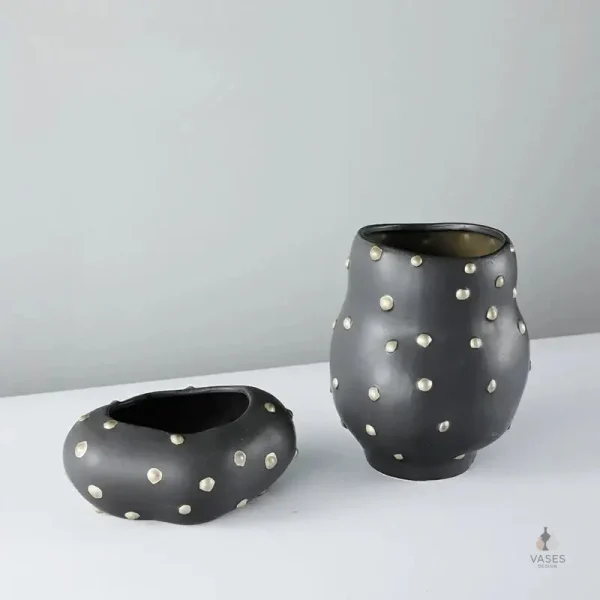 Vase noir au design contemporain avec or