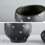 Vase noir orné d'or pour une touche de luxe