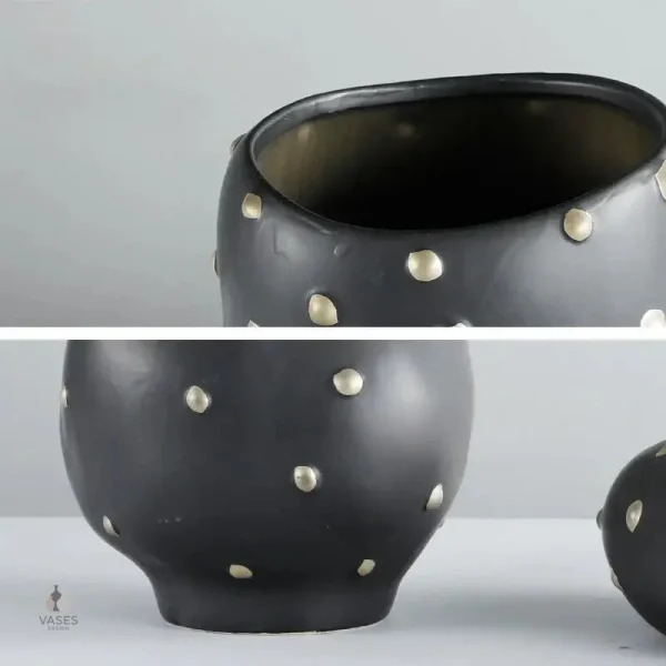 Vase noir orné d'or pour une touche de luxe