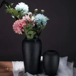 Vase noir mat en céramique élégante