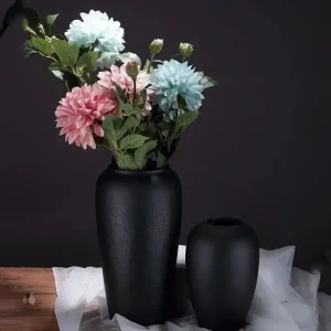 Vase noir mat en céramique élégante