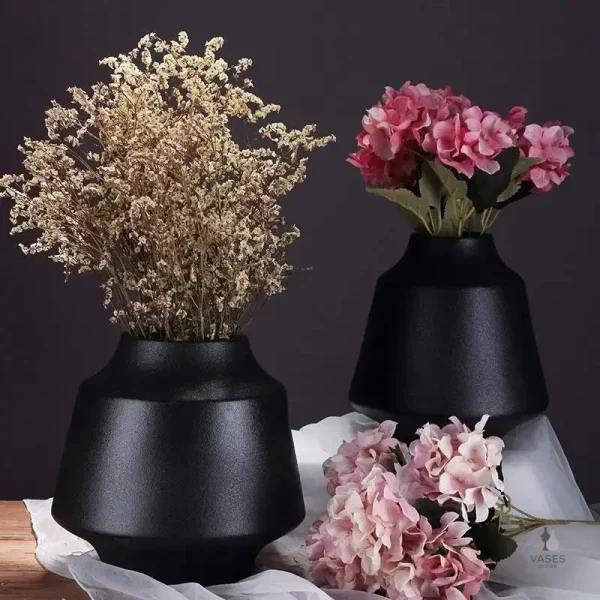Vase noir contemporain pour décoration intérieure