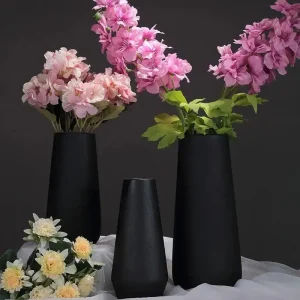Vase noir mat sobre et moderne pour fleurs