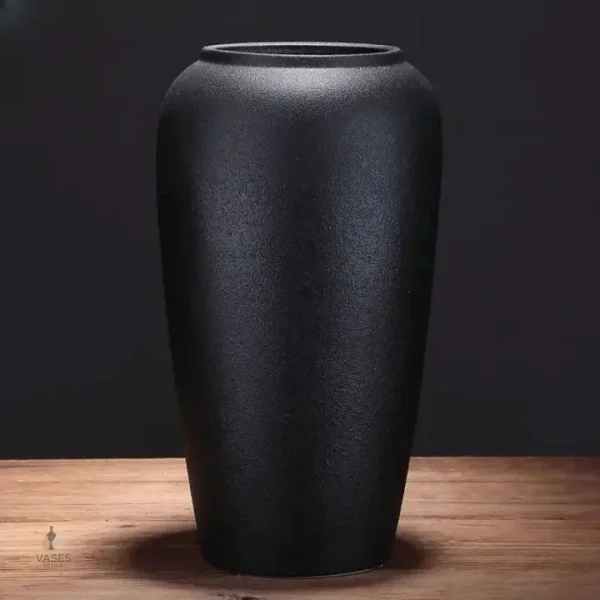 Vase noir mat, pièce décorative intemporelle