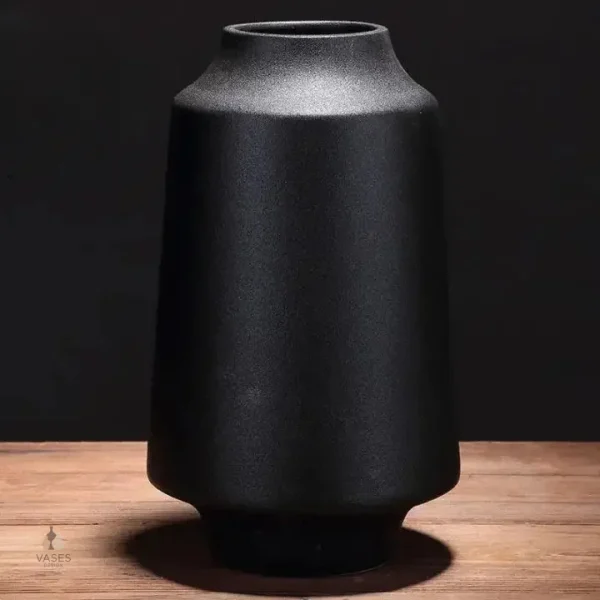 Vase noir minimaliste, accent chic pour la maison