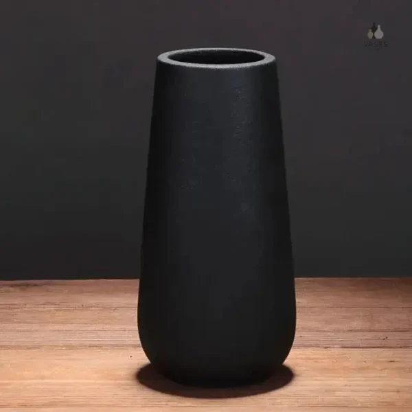 Vase noir élégant, parfait pour un style scandinave