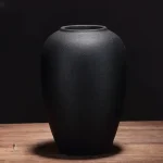 Vase noir moderne, ajout sophistiqué à votre décor