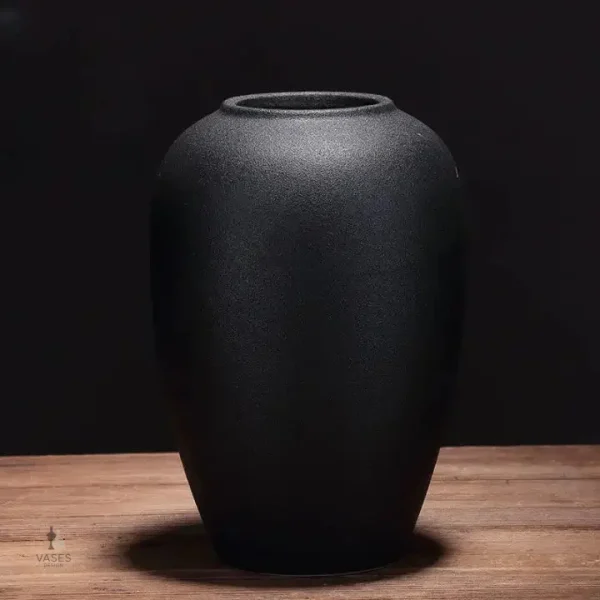 Vase noir moderne, ajout sophistiqué à votre décor