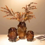 Vase décoratif en verre stylisé