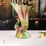Vase décoratif représentant un paon majestueux