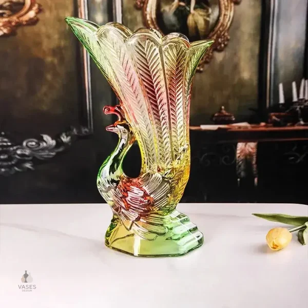 Vase décoratif représentant un paon majestueux