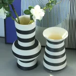 Vase rayé noir et blanc au design moderne