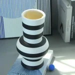 Vase noir et blanc à rayures élégantes