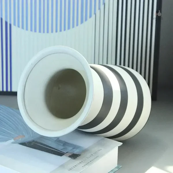 Vase rayé en céramique, décoration intérieure