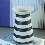 Vase contemporain, motifs rayés en noir et blanc