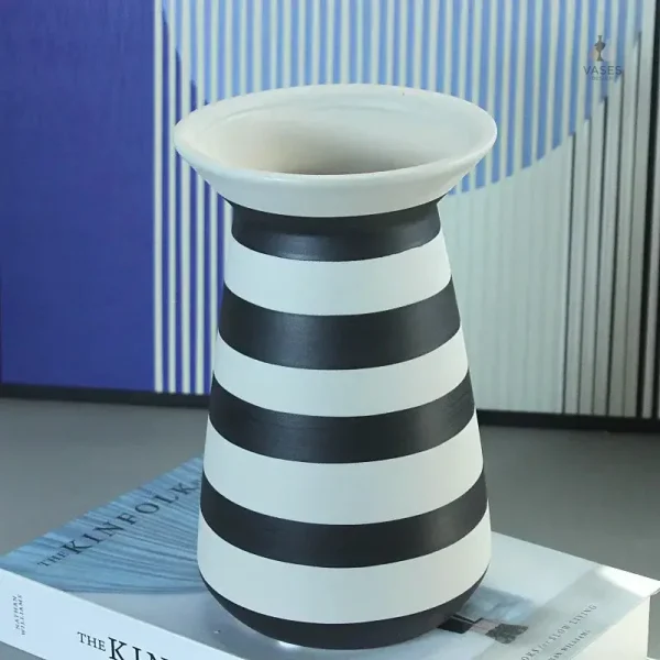 Vase contemporain, motifs rayés en noir et blanc
