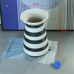 Vase design rayé pour embellir votre espace