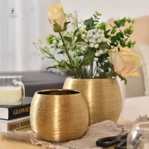Vase doré en forme ronde, accessoire de style chic