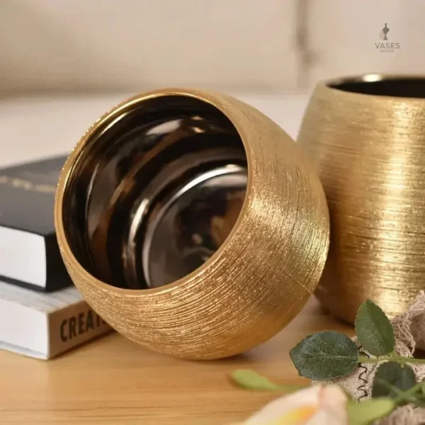 Vase doré moderne, ajout lumineux pour votre espace