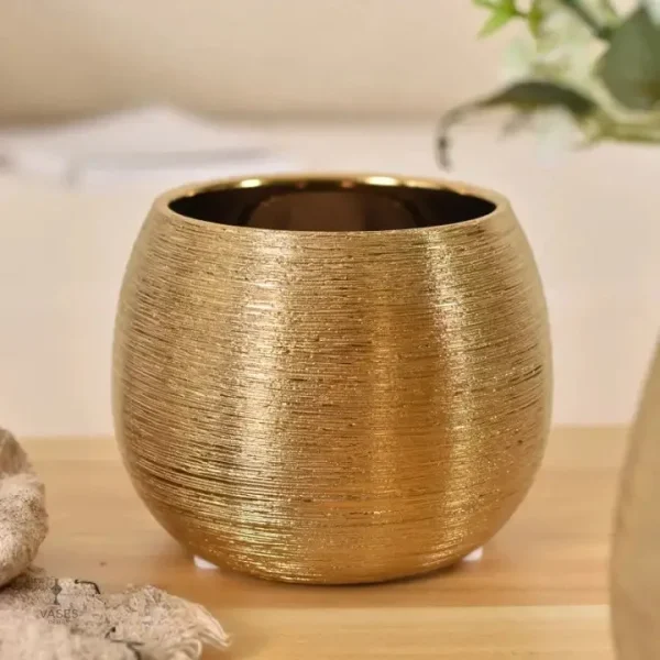 Vase doré arrondi, pièce maîtresse pour la table