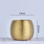 Vase rond en métal doré, touche de luxe et d'éclat