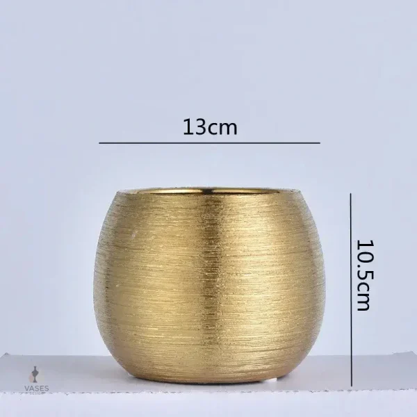 Vase rond en métal doré, touche de luxe et d'éclat