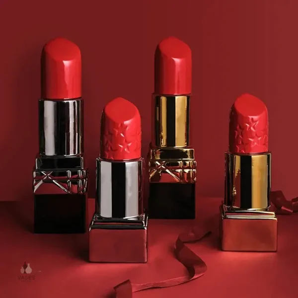 Vase rouge en céramique au style audacieux