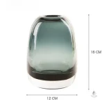 Vase en verre soufflé, couleur translucide et raffinée