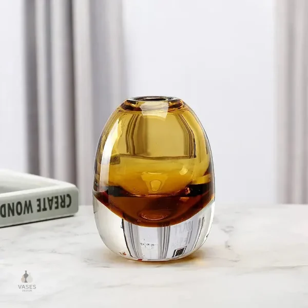 Vase en verre soufflé, ajout moderne à votre espace