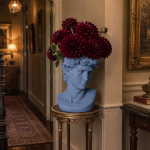 Vase statue avec motifs historiques élégants