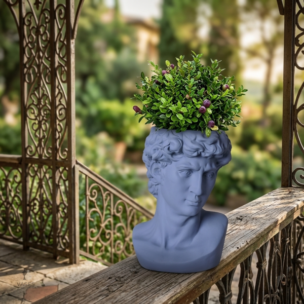 Vase en céramique au style sculptural