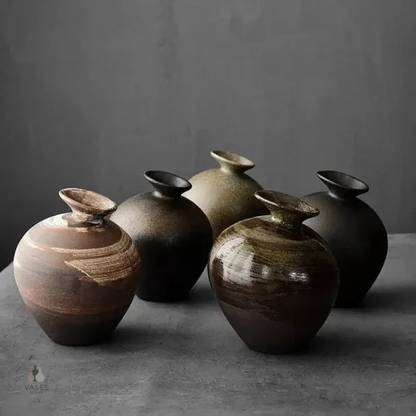 Vase en terre cuite sculpté