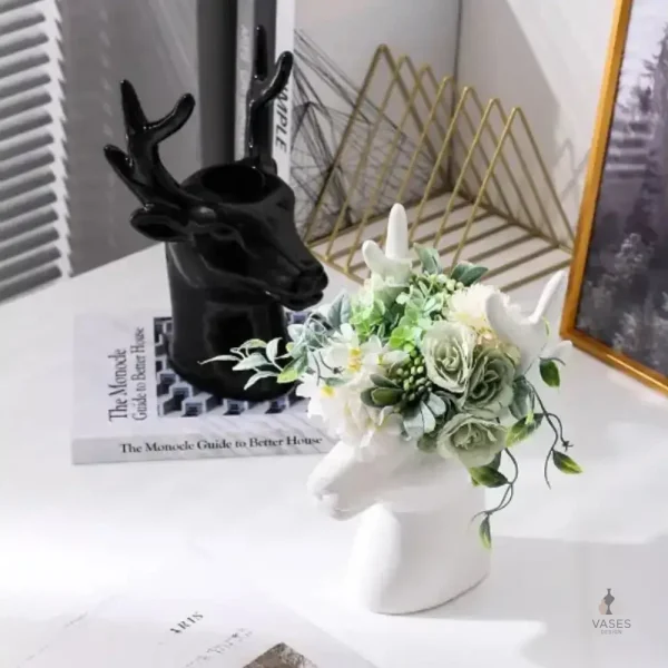 Vase stylisé en forme de tête de cerf