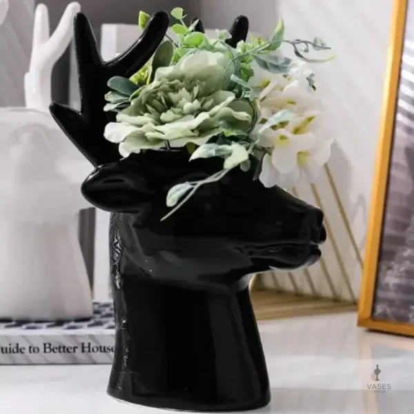 Élégant vase en céramique, motif tête de cerf