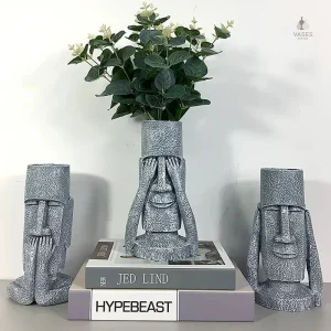 Vase sculpté en forme de tête artistique