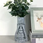 Vase design moderne représentant une statue