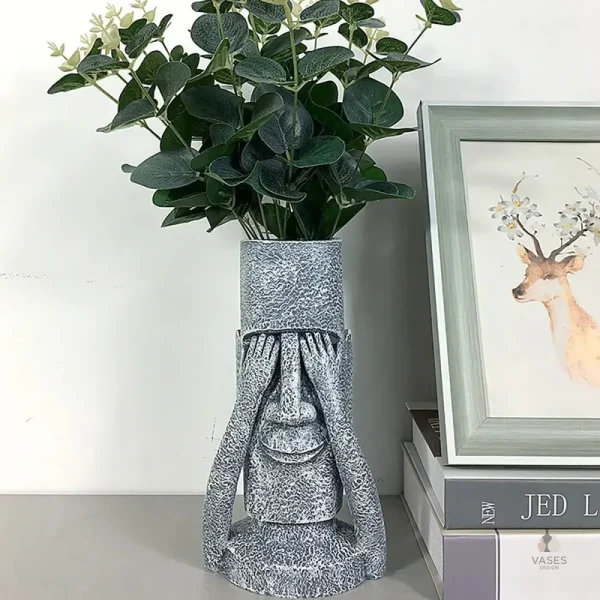 Vase design moderne représentant une statue