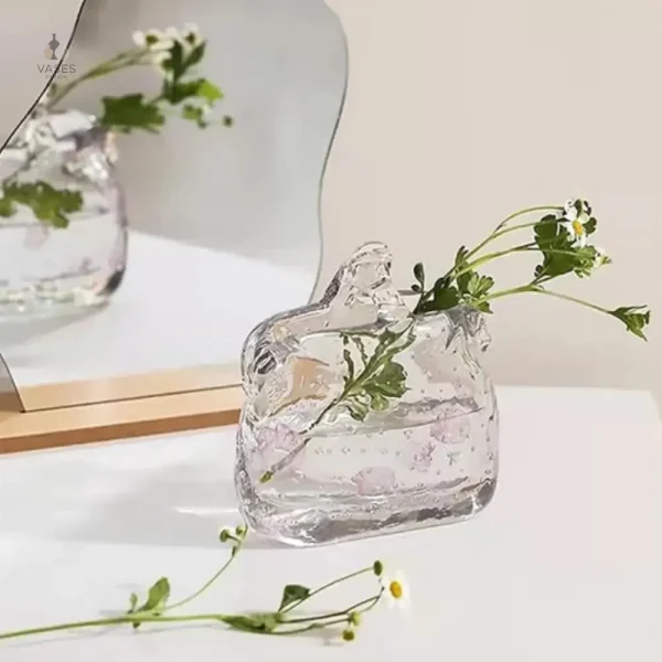 Vase contemporain en matériau clair