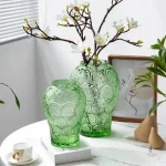 Vase moderne transparent, couleur verte, style épuré