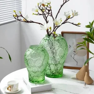 Vase moderne transparent, couleur verte, style épuré