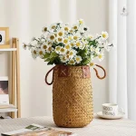 Vase en jonc tressé, design moderne