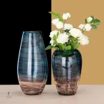 Vase en verre bleu élégant