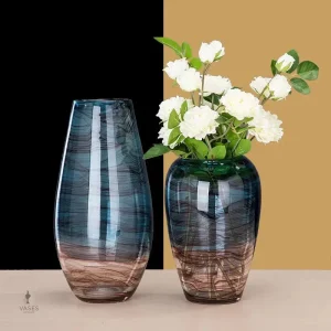 Vase en verre bleu élégant
